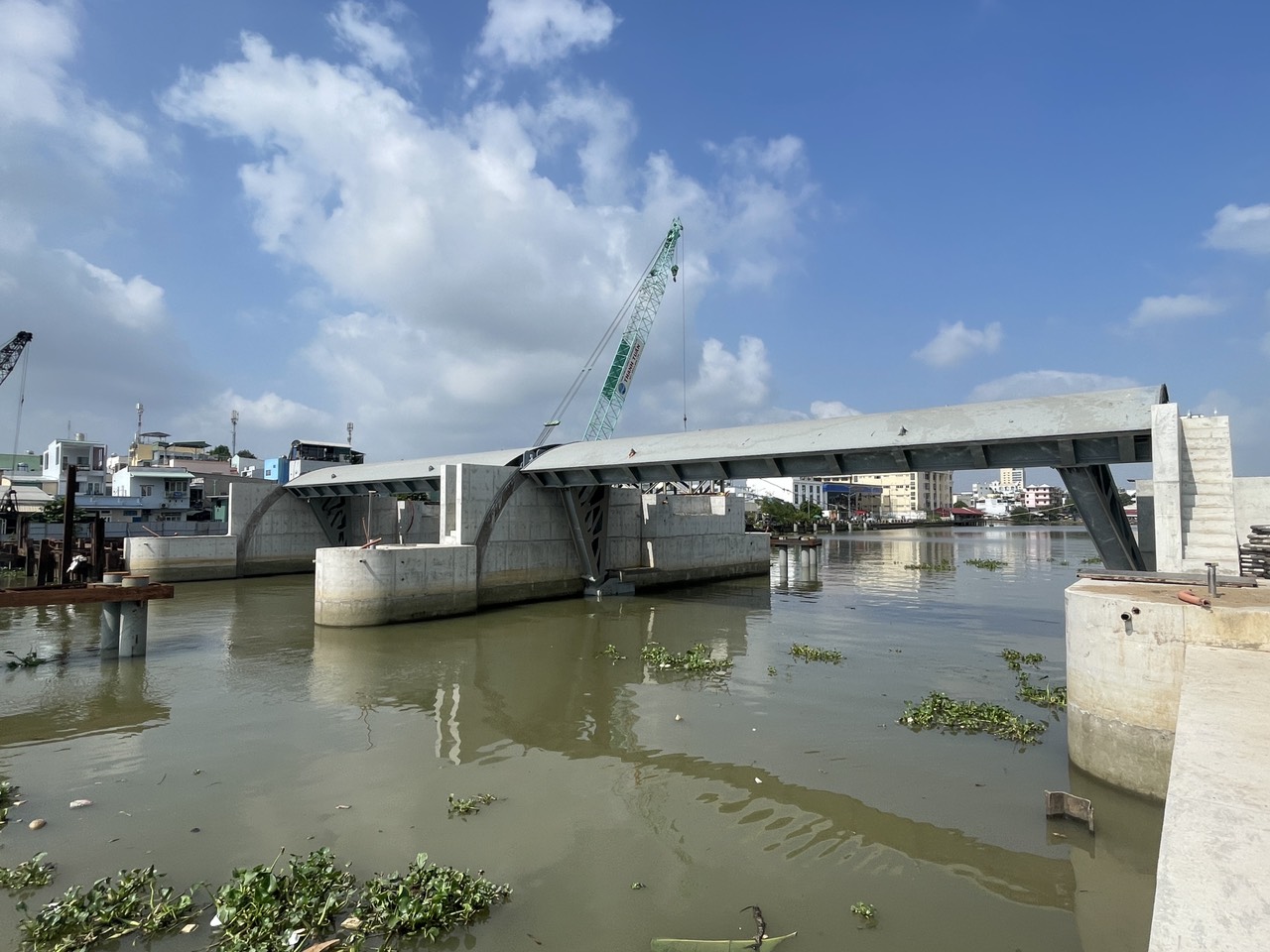 Cai Khe Boat locks help Can Tho escape flooding